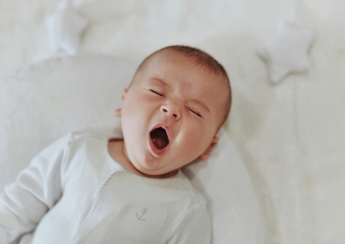 Yeni uyanmaya çalışan bir bebek 

https://unsplash.com/photos/a-baby-wearing-a-pink-outfit-and-a-pair-of-headphones-XnrA5mqaNAI